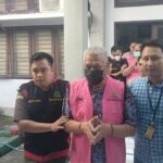 Dua-orang-tersangka-baru-saat-digiring-tim-penyidik-memasuki-ruang-pemeriksaan